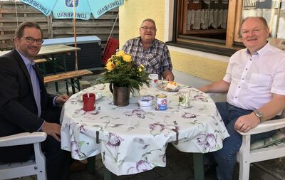 Florian Pronold MdB (li.) und Kreisrat und Dr. Bernd Vilsmeier (re.) gratulierten Hugo Steiner (mi.) zum 75. Geburtstag