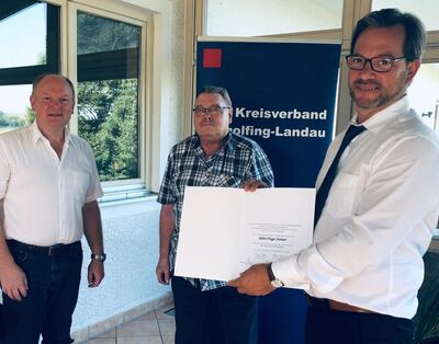 Forian Pronold MdB (re.) und Dr. Bernd Vilsmeier (li.) überreichten Hugo Steiner (mi.) die Willy-Brandt-Medaille