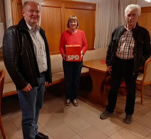 (v.li.) Wahlleiter Dr. Bernd Vilsmeier, SPD-Delegierte Monika Aschenbrenner, SPD-Ersatzdelegierter Richard Polzmacher
