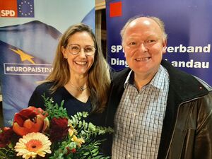 SPD-Kreisvorsitzender Dr. Bernd Vilsmeier (re.) gratulierte Sibylle Entwistle (li.)