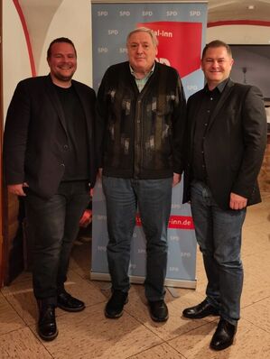 Peter Hirmer bedankte sich bei SPD-Europakandidat Severin Eder und DGB-Geschäftsführer Andreas Schmal