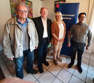 Konrad Forster (li.) mit den Delegierten (v.li.): Dr. Bernd Vilsmeier, Barbara Scharf und Ibrahim Abiad