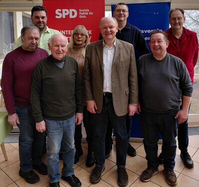 Die Kandidaten der SPD-Liste stehen hinter Bürgermeisterkandidat Dr. Bernd Vilsmeier (5. v.li.)