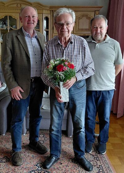 Zum 85. Geburtstag von Konrad Forster (mi.) gratulierten Bernd Vilsmeier (li.) und Hans Vilsmeier (re.)