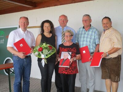 Kreis- und Ortsvorsitzende und Landrat Heinrich Trapp mit Paula König und Rudolf Frankl