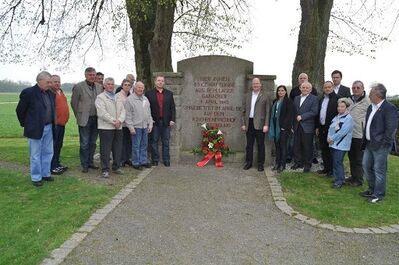 SPD-Kreisvorsitzender Dr. Bernd Vilsmeier (9.v.re.) erinnerte an den Mut der 16 SPD-Landtagsabgeordneten.