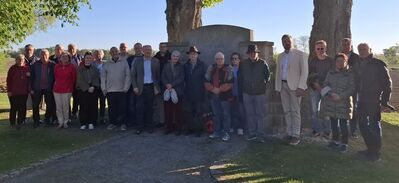 Viele Bürgerinnen und Bürger erinnerten an der Gedenkstätte in Wallersdorf an die Opfer von Terror und Diktatur