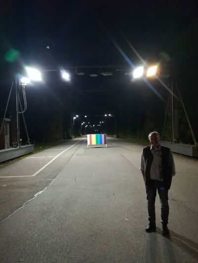 Herbert Fellinger vor dem Beleuchtungsversuchsfeld.in Traunreut