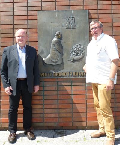 Dr. Bernd Vilsmeier (li.) und Franz Wimmer (re.) am Denkmal am Willy-Brandt-Platz