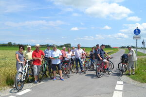 Die Interessanten am neuen Fahrradweg nach Moosfürth (Foto Lengfelder)